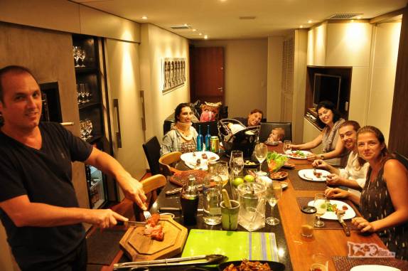 Delicioso jantar com os amigos no apartamento do Delmar em Porto Alegre, a capital do Rio Grande do Sul